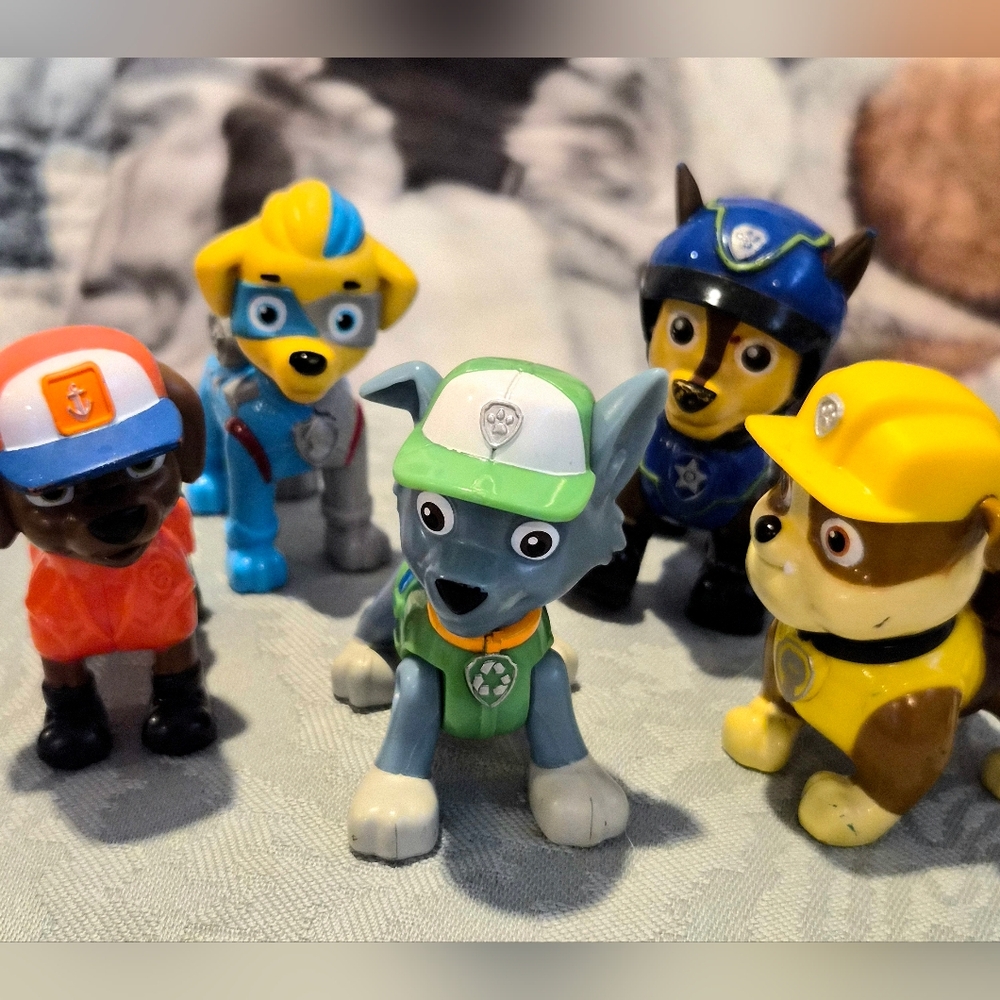 LOT of 5 Paw Patrol Mini Figure Set with Green, Blue, Yellow, Orange, Brown